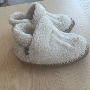 LL Bean like new slippers